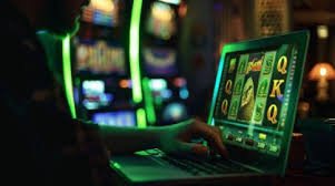 fattbe Sportsbook Myanmar — Myanmar National League ဘောလုံးပွဲကို ဝါသနာပါသော ပရိသတ်နှင့် live betting ကစားနေသည့် မြင်ကွင်း